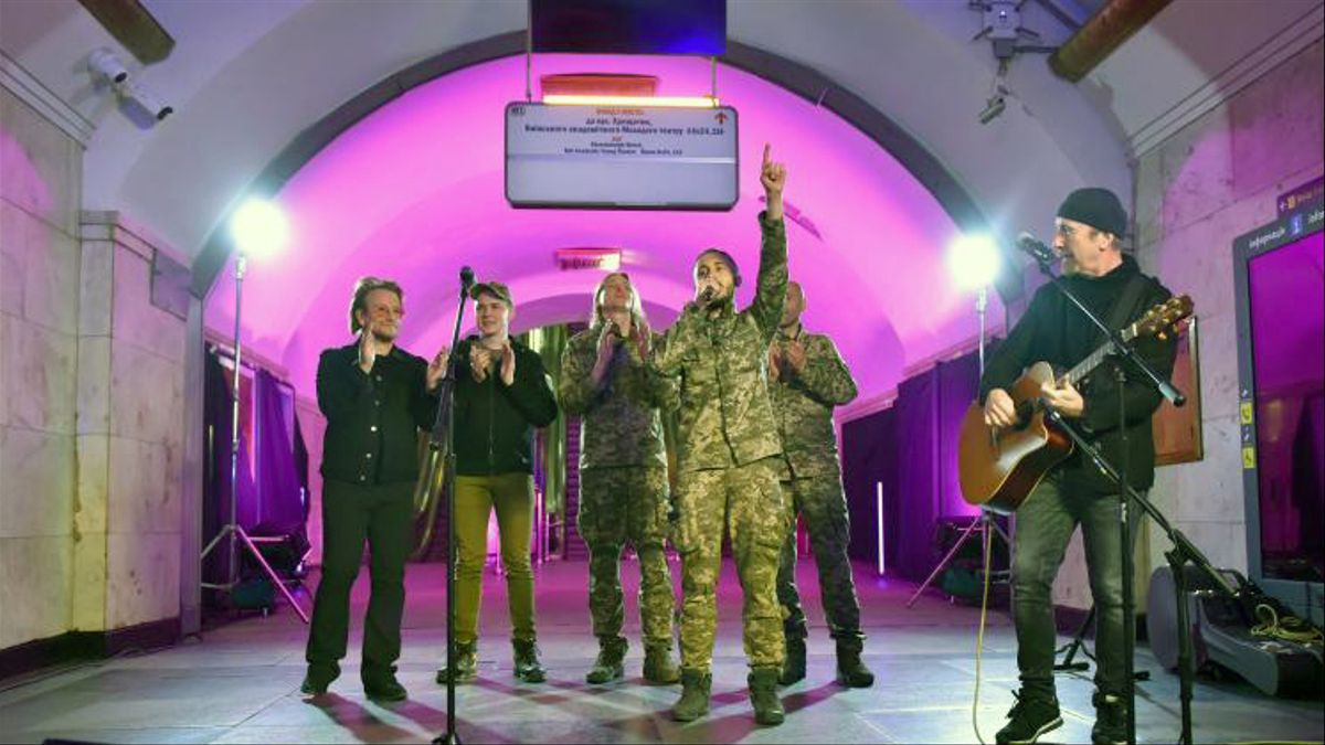 Así tocó U2 en el metro de Kiev para apoyar a Ucrania ante la guerra