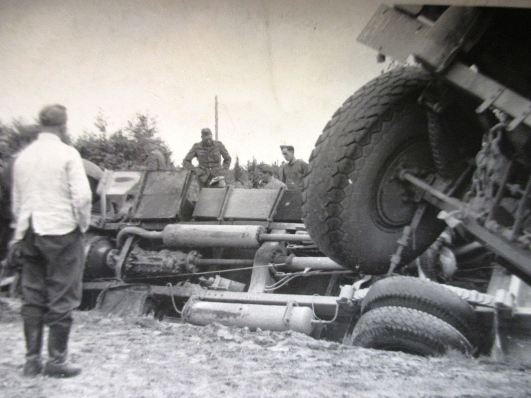 Foto WK WW Feldzug Unfall Panne LKW zerstört Str