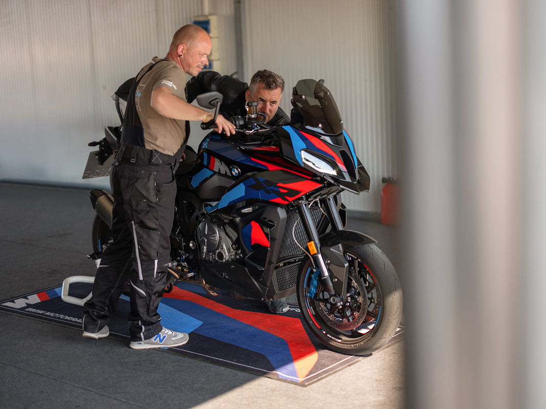 P90527438_highRes_the-new-bmw-m-1000-x