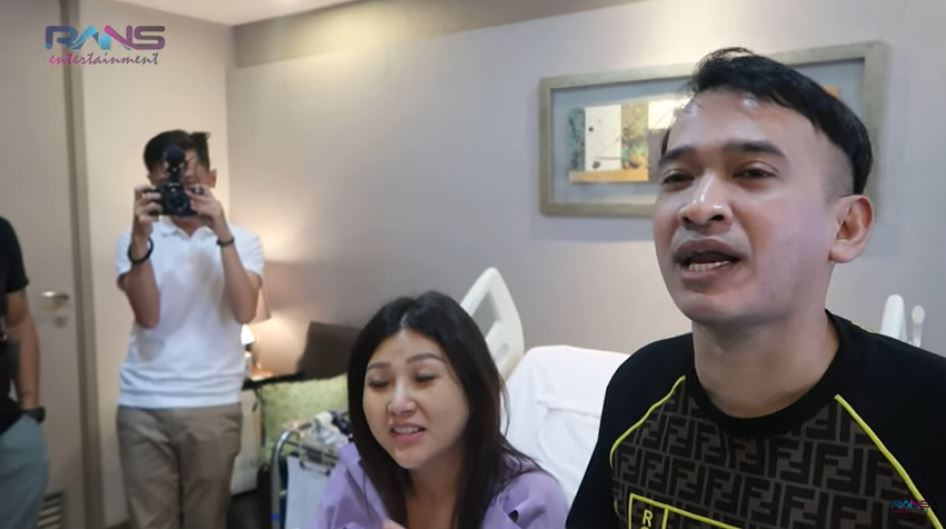 Ruben Onsu saat bercerita mengenai nama untuk anaknya