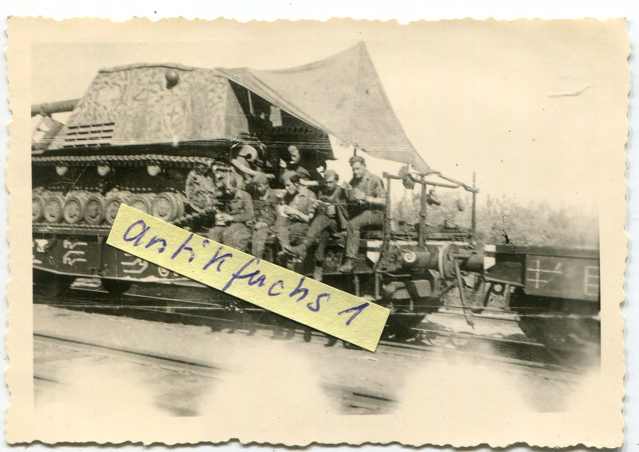 Foto 1 schwere Deutsche HUMMEL Panzer Sf L Haubitze ALARICH an der Front 1943