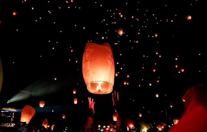 Menyalakan lampion lalu menerbangkannya adalah hal yang paling ditunggu dalam gelaran Dieng Culture Festival. Aktivitas ini menjadi daya tarik tersendiri bagi wisatawan untuk datang ke Dieng Culture Festival.