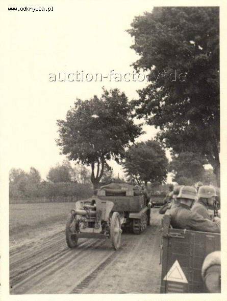 Un obús leFH 18 remolcado por un Sd Kfz 6 Un obús leFH 18 remolcado por un Sd Kfz 6