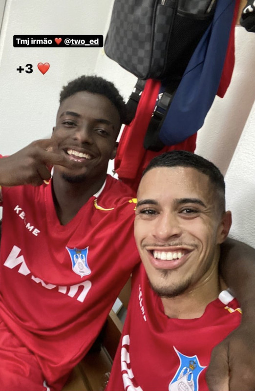 8C927E3F-C2B3-403B-9D43-A46F23E8D991