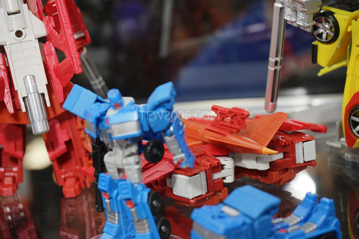 SDCC2015-Hasbro-Case-Transformers-Combiner-Wars-
