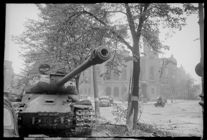 1-й Белорусский фронт. Советский танк ИС-2 (№15) стоящий на улице Берлина.