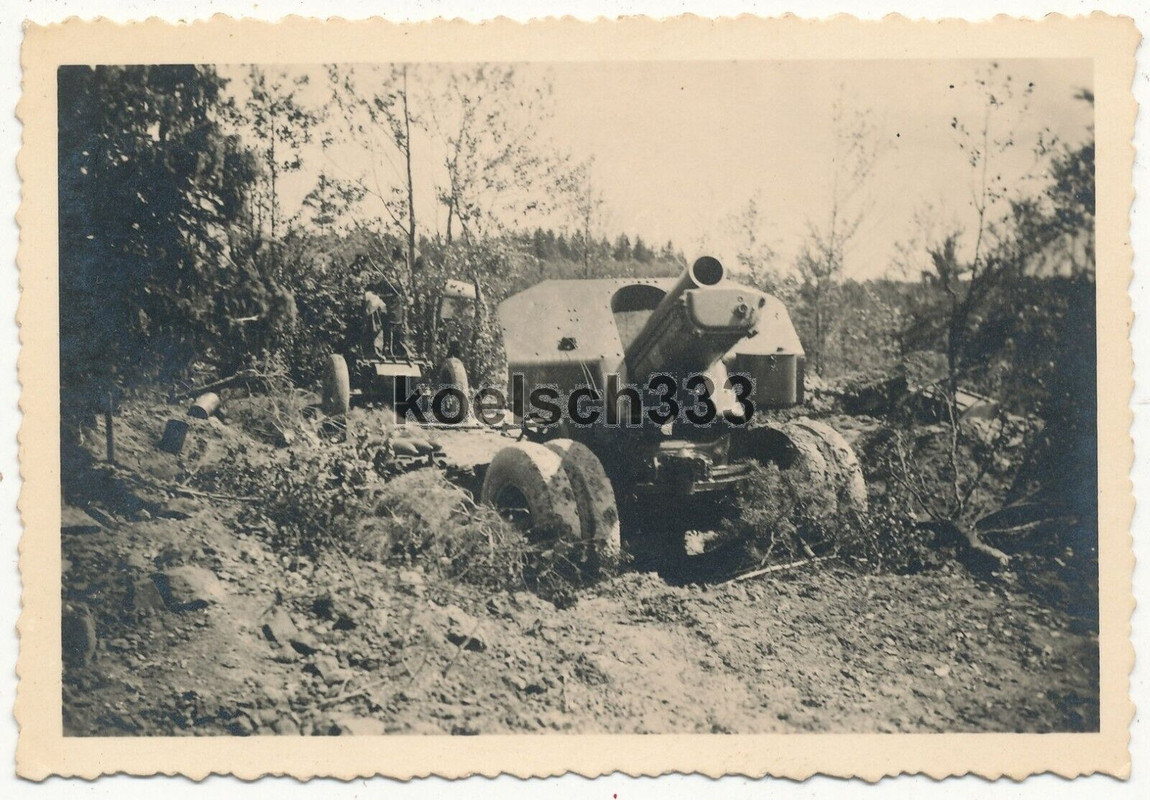 Foto verlassene russische Artillerie Geschütz Stellung an der Ostfront 1941