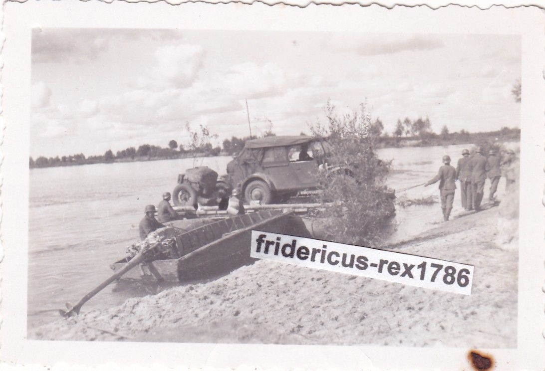 Foto Kübelwagen typ 82 Funkwagen auf Fähre Sturmboot