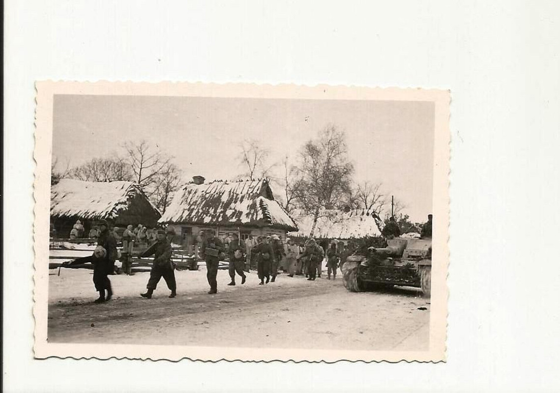 Soldaten mit Tarnanzügen und Sturmgeschütz, Ostf