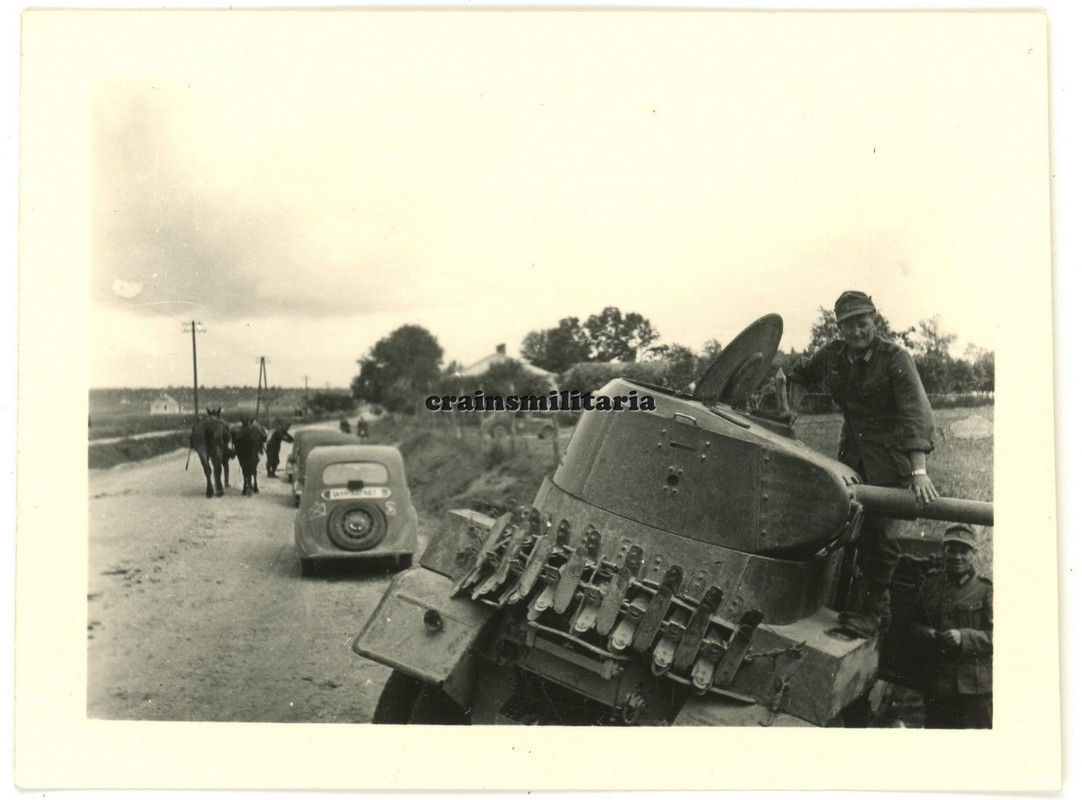 Orig. Foto Beute Pkw mit 100.ID Jäger Wappen russ. Panzer CZORTKOW Ukraine 1941