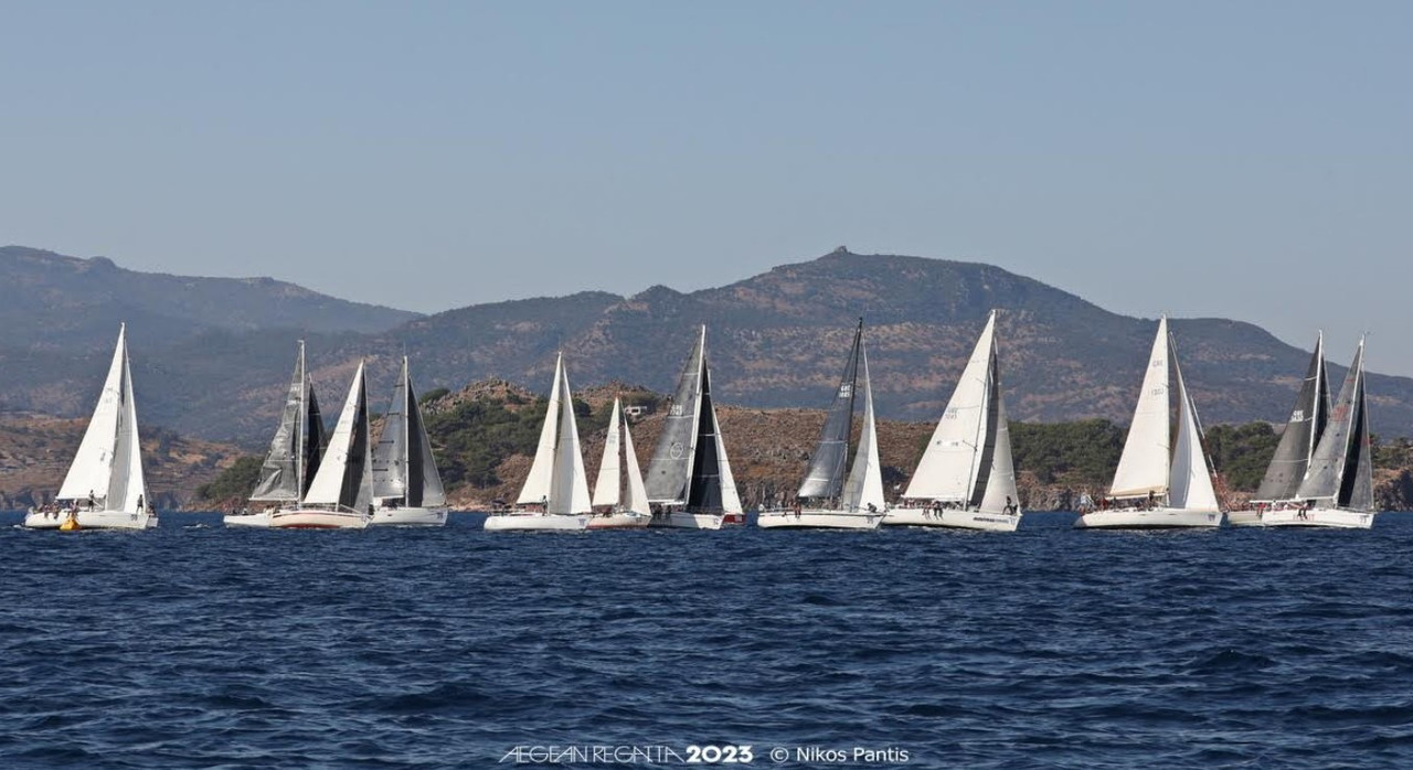 ΤΑ ΨΑΡΑ ΥΠΟΔΕΧΘΗΚΑΝ ΜΕ ΘΕΡΜΗ ΤΟΥΣ ΙΣΤΙΟΠΛΟΟΥΣ ΤΗΣ AEGEAN REGATTA