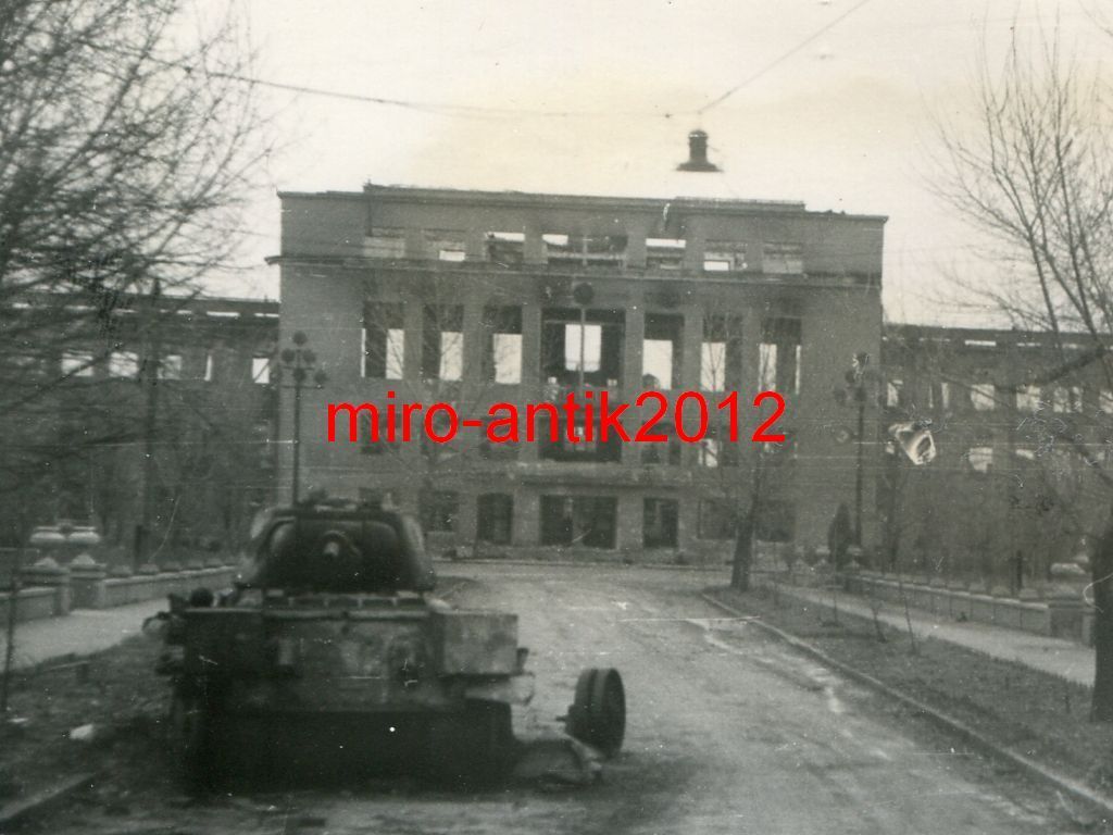 Wehrmacht, zerstörter Panzer T-34, Innenstadt vo