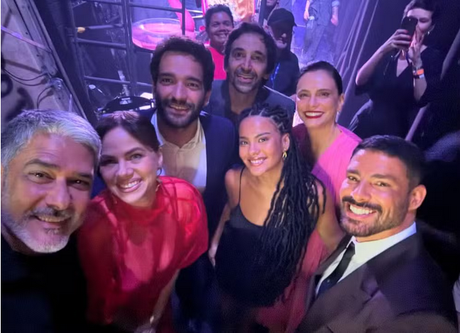 Screenshot-2024-10-17-at-10-54-59-William-Bonner-tieta-artistas-e-ex-BBBs-em-evento-da-Globo-e-posta