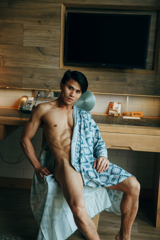 MODEL - Chàng trai xăm mình với gương mặt chữ điền