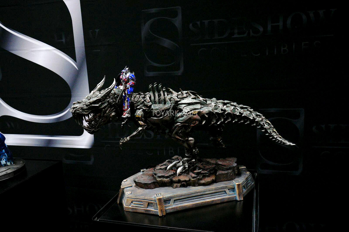 SDCC-2014-Sideshow-Transformers-Optimus-and-Grim