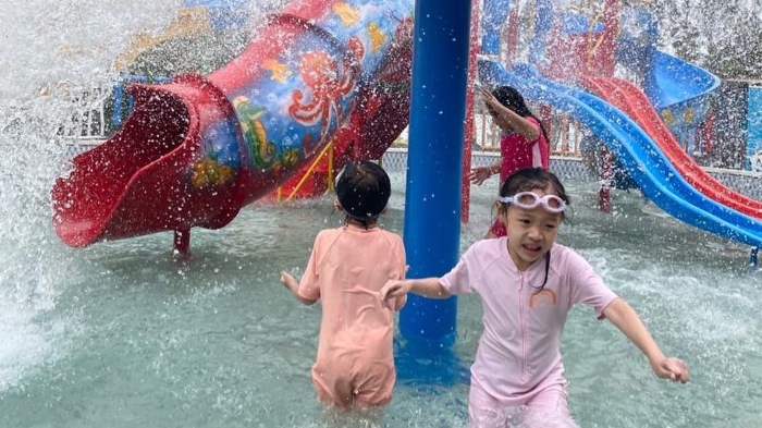 Wahana kolam renang untuk anak-anak di The Nature Bromo, tempat wisata di Pasuruan yang lagi hit.