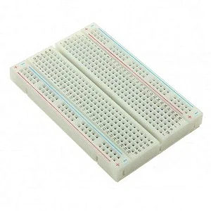 Protoboard com jumpers e resistores