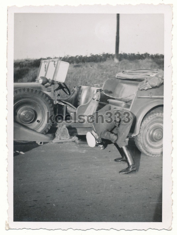 Foto Offizier der Luftwaffe am Horch Kübelwagen 