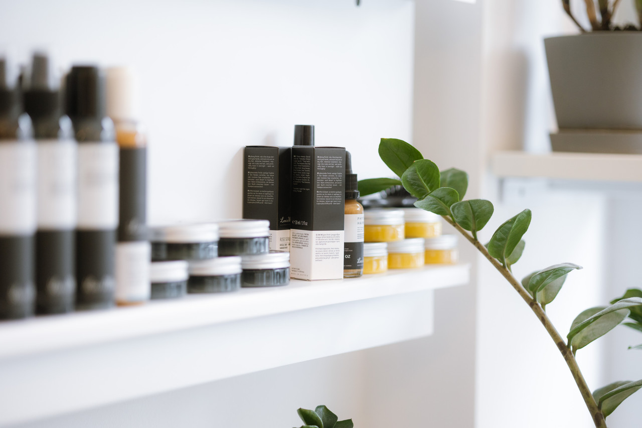 A bright perspective of the styling stations inside Salon am Markt in Vienna.