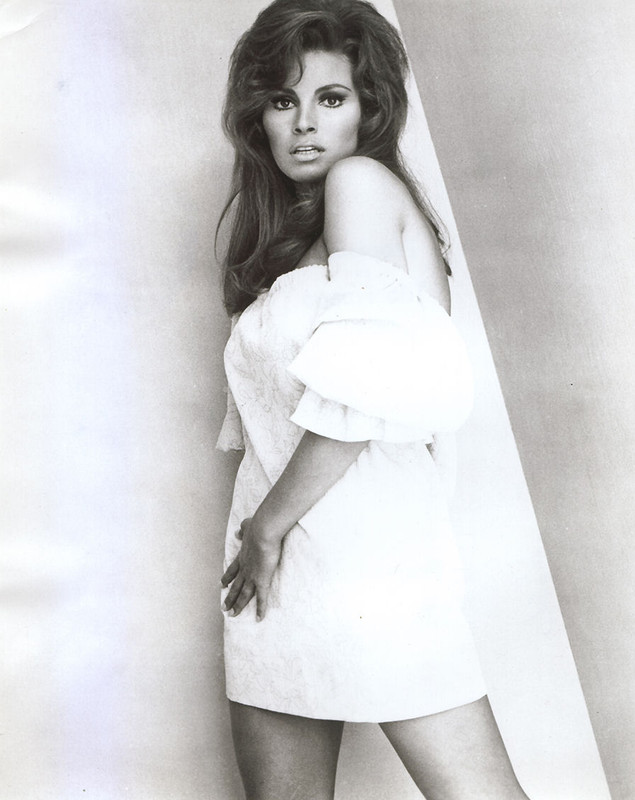 raquel_welch_d28