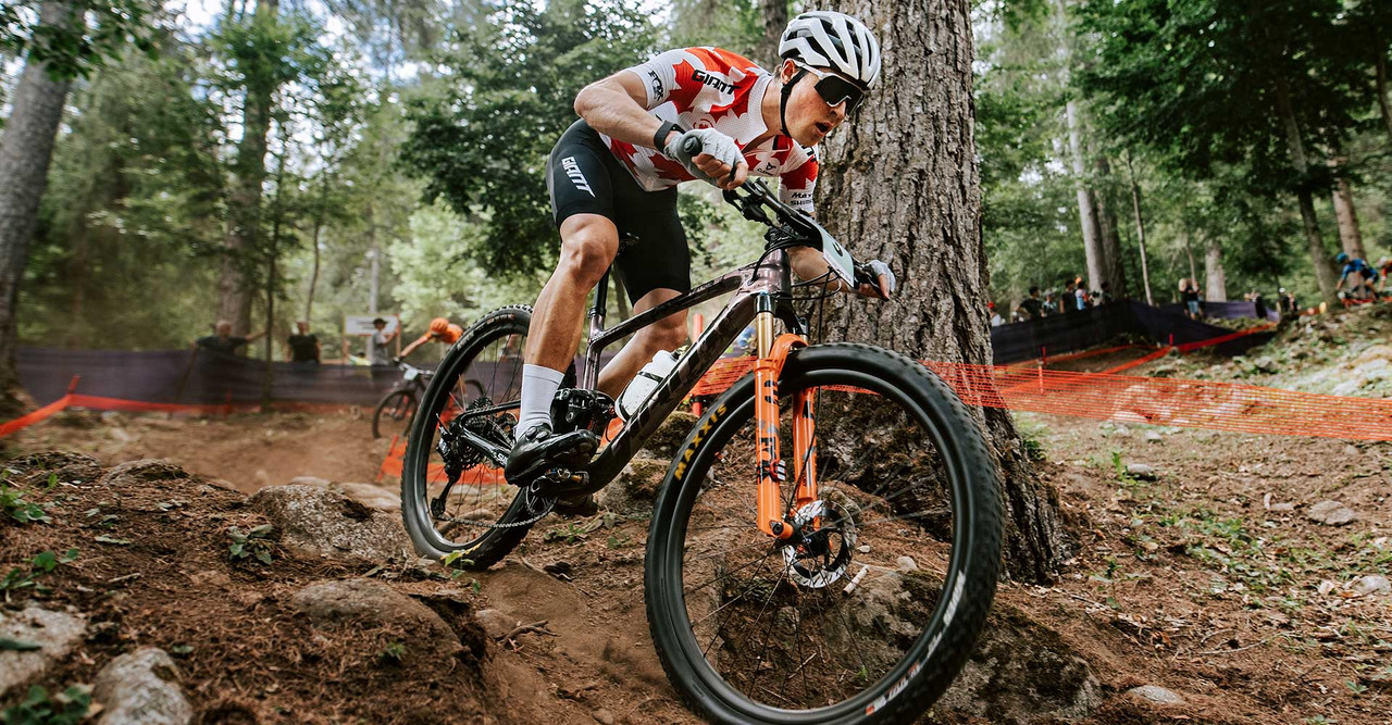 Bicicleta de montaña de competición de doble suspensión Giant Anthem Advanced Pro 2.