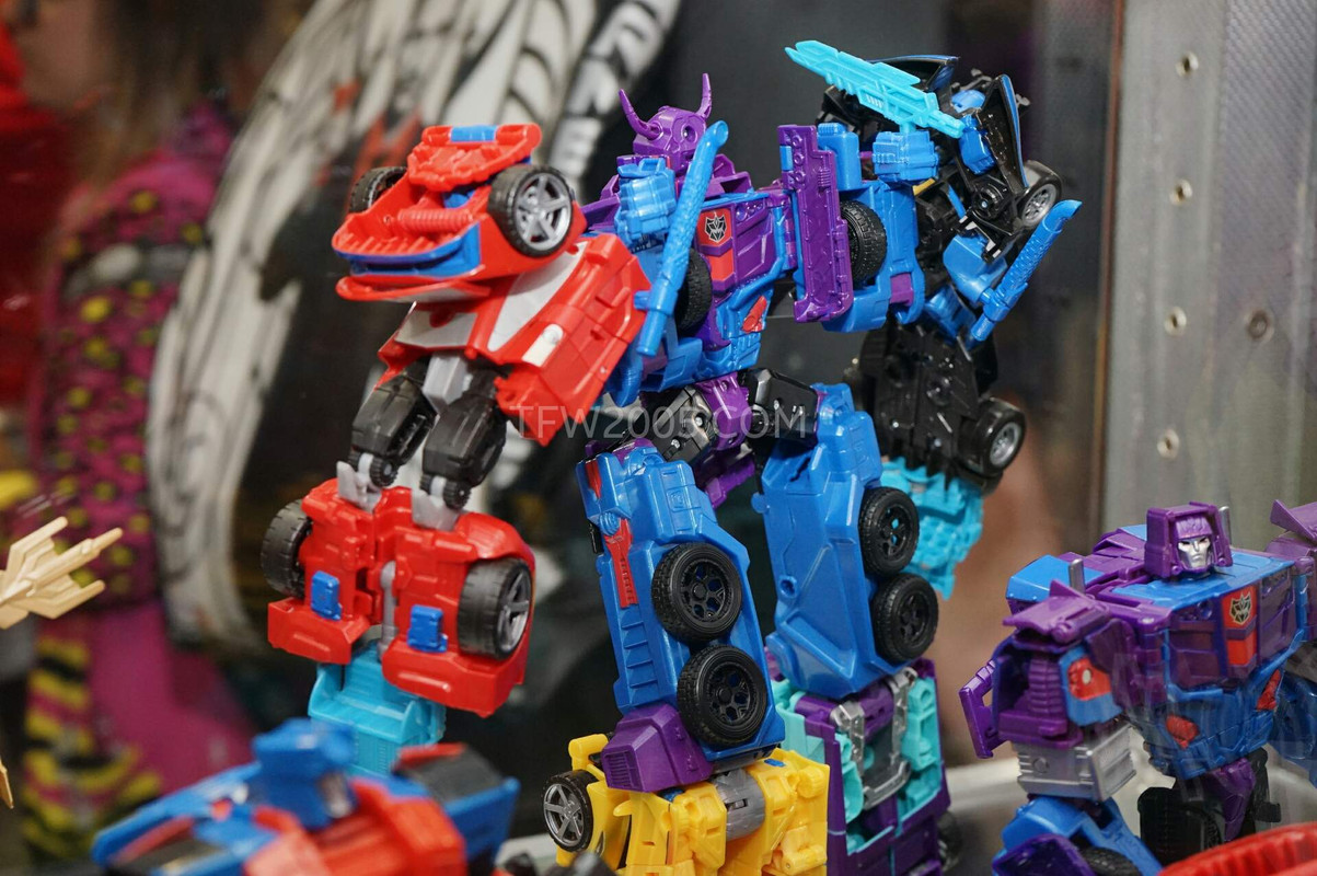 SDCC2015-Hasbro-Case-Transformers-Combiner-Wars-