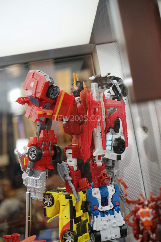 SDCC2015-Hasbro-Case-Transformers-Combiner-Wars-
