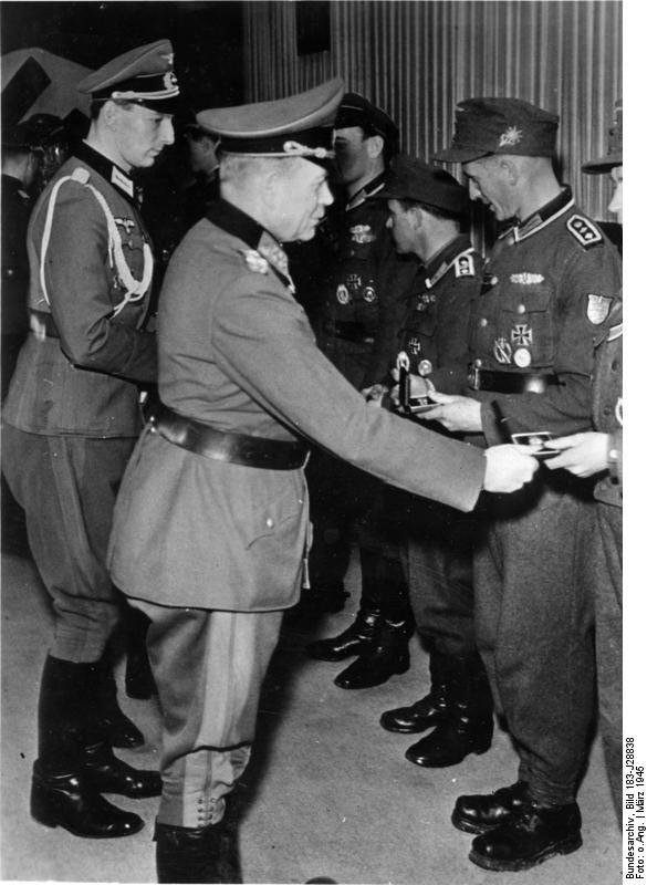 Heinz Guderian entrega medallas a soldados alemanes, marzo de 1945