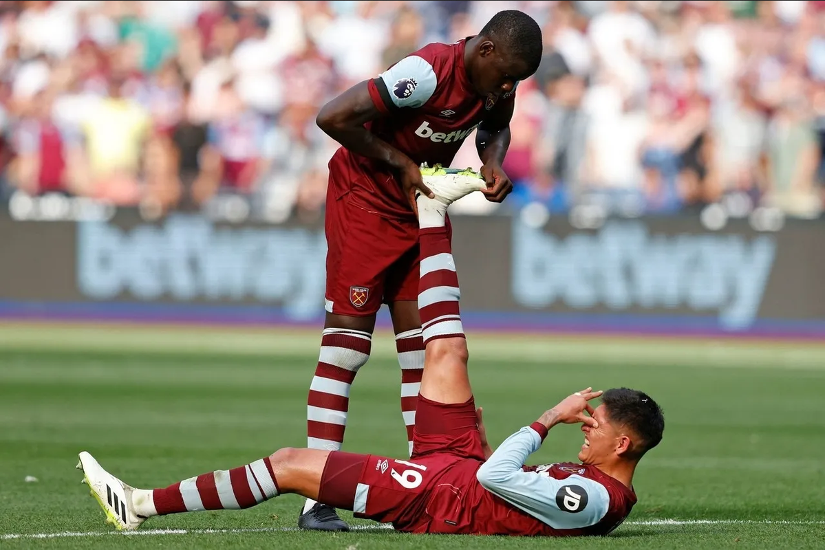 Video: Edson Álvarez noquea a compañero de un cabezazo en la Europa League