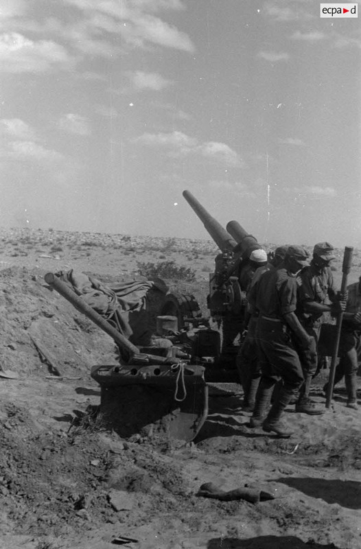 Une batterie de canons 10 cm schwere Kanone 18 règle son tir pour soutenir les blindés (2)