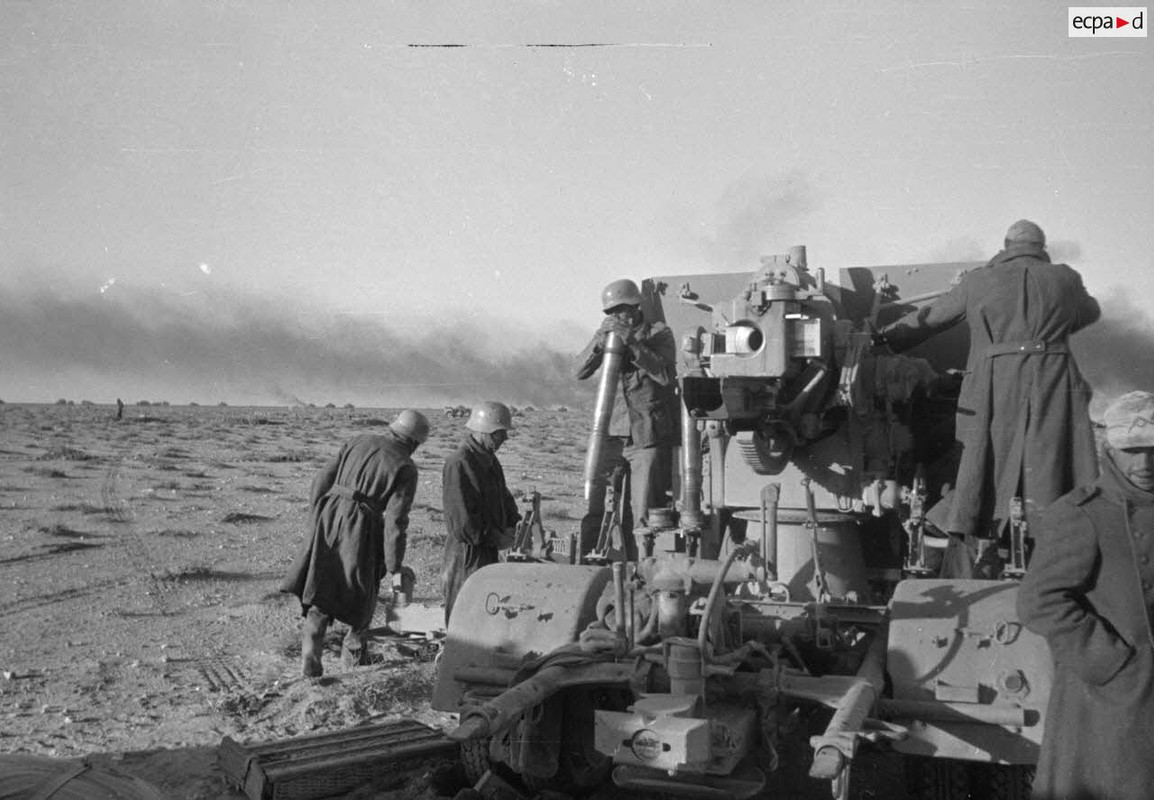 Un canon de 8,8 cm FlaK tire en position, attelée à son avant-train (5)