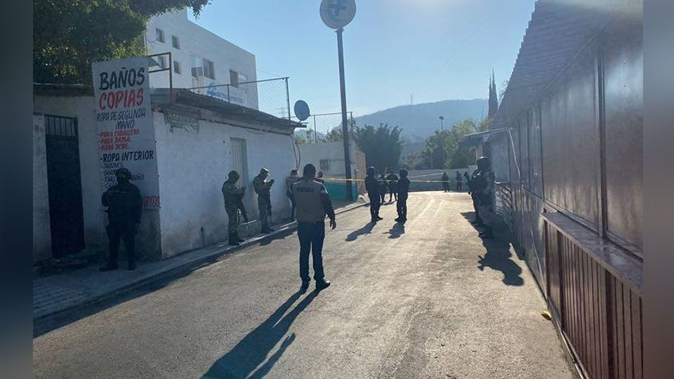 Al exterior del Hospital General de Chilpancingo, autoridades encuentran el cadáver de un hombre