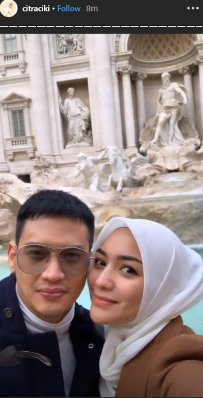 Citra Kirana dan Rezky Aditya selfie di Fontana Di Trevi, Roma
