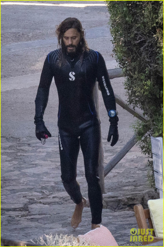 jared-leto-goes-scuba-diving-on-vacation-in-italy-01.jpg