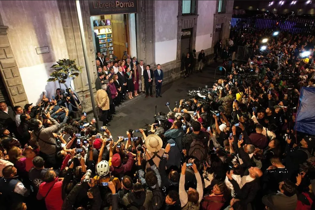 Bajo la lluvia y con pueblo afuera, Sheinbaum recibe el bastón de mando de AMLO