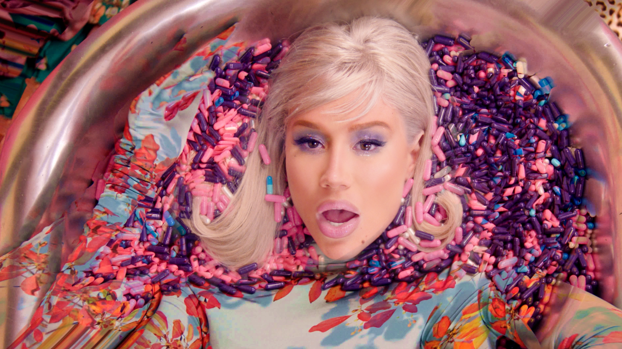 Iggy Azalea ft. Alice Chater - Lola .mov_snapshot_03.01.224_[2023.01.27_06.24.24]