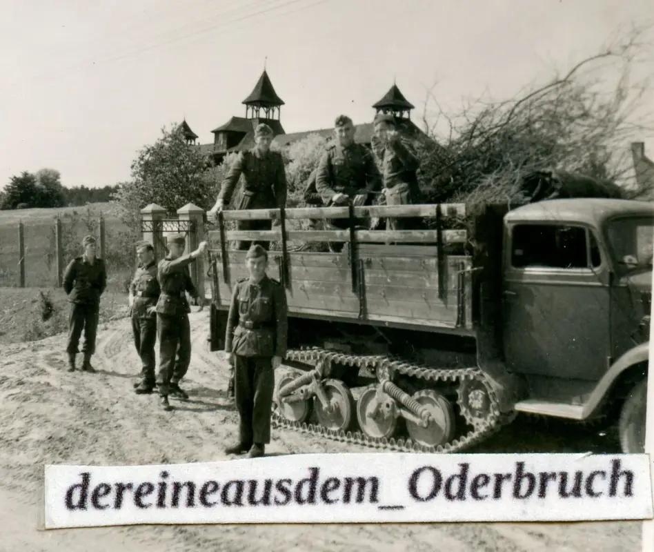 C12 Foto KFZ Depot Sachsenhausen Oranienburg Fahrschule Opel Halbkette Maultier (1)