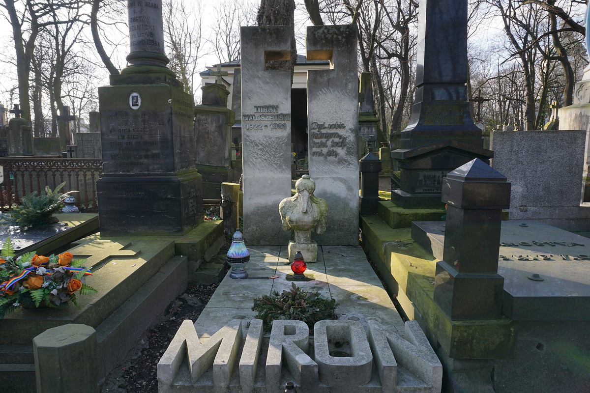 2560px-Miron_Białoszewski_-_grób