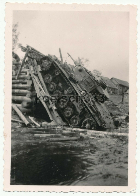 Foto Panzer III ist auf einer Kriegsbrücke eingebrochen ! Ostfro