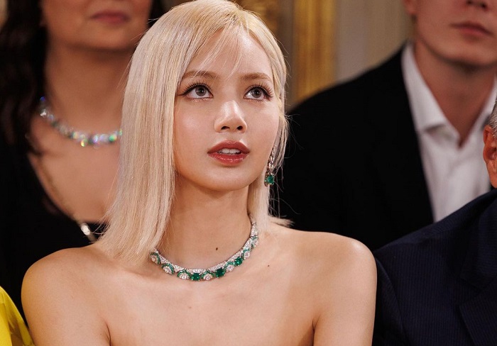 Lisa Blackpinkt tampil tanpa poni saat menghadiri acara Eden The Garden Of Wonder Bulgari di Paris, Senin (6/6/2022).