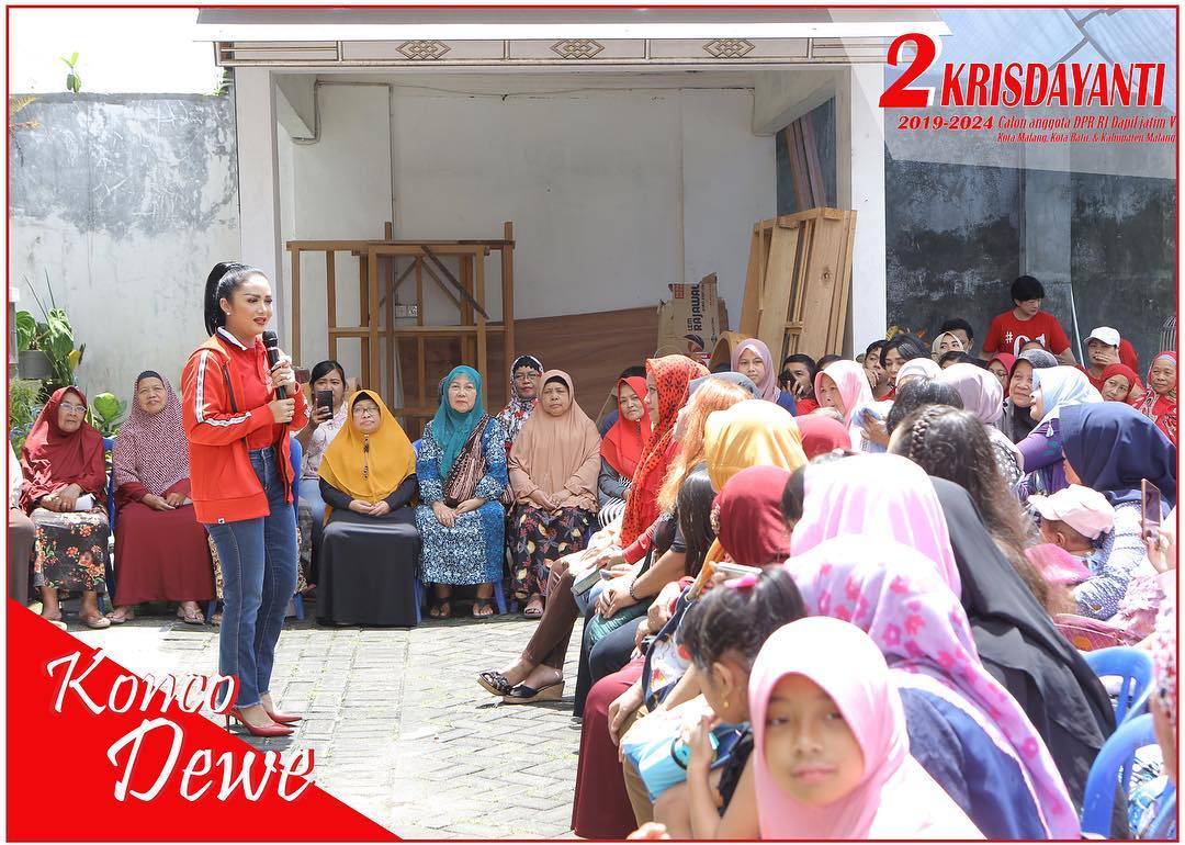 Krisdayanti ketika melakukan sosialisasi warga untuk pemilu, di Kelurahan sisir Batu. 