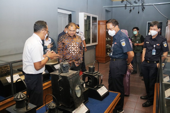 Deputi Kementerian BUMN Tedi Bharata mendengarkan penjelasan petugas di Museum Sawahlunto.

