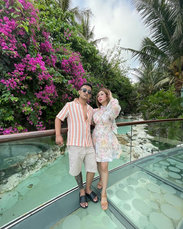 Delta Hesti dan Tom Liwafa saat liburan.
