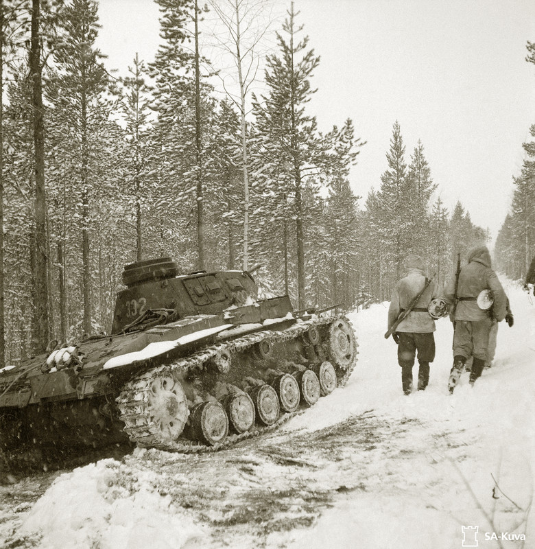 Finnish-and-German-Panzer-III-forces-advance-along-the-Kiestinki-road-towards-Jelettijarvi-5th-May-1