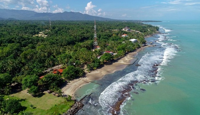 Foto udara kawasan Pantai Carita, Banten, Selasa (30/4/2019).