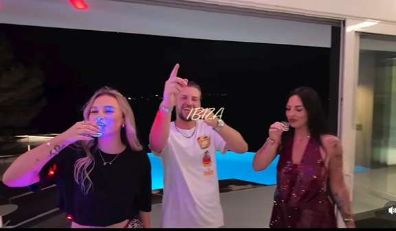 https://i.postimg.cc/DwsQQjxY/52699.png
