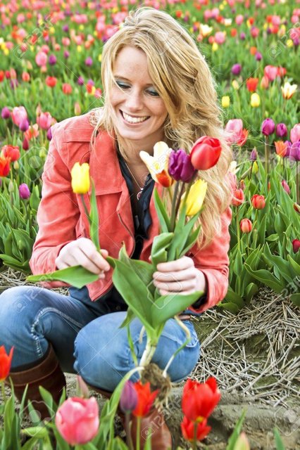 13301212-hermosa-mujer-en-los-campos-de-tulipanes-en-los-pa-ses-bajos.jpg