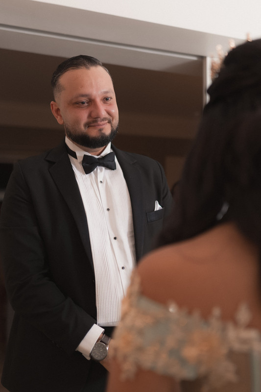 Padre emocionado mirando a su hija quinceañera