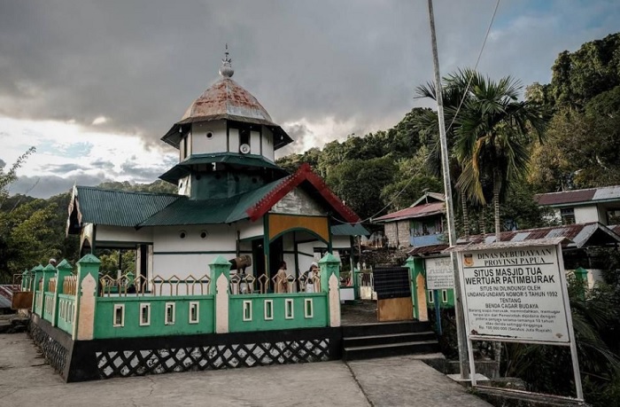 Masjid Tua Patimburak di Kampung Ugar merupakan salah satu peninggalan sejarah Islam di Papua dan menjadi salah satu pusat agama Islam di wilayah tersebut.