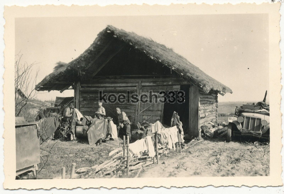 Foto Panzerjäger Krad´s und Panzer Halbketten an Bauernhaus Quartier im Osten